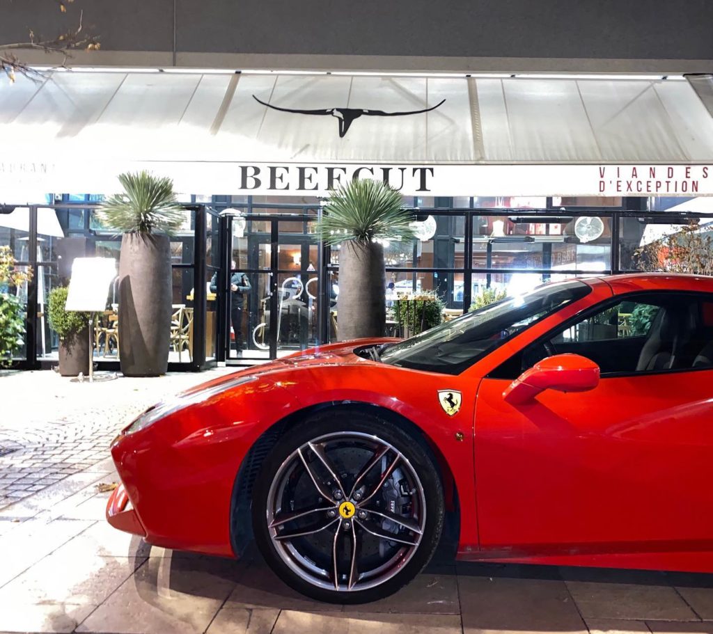 voiture de location devant le restaurant beef-cut